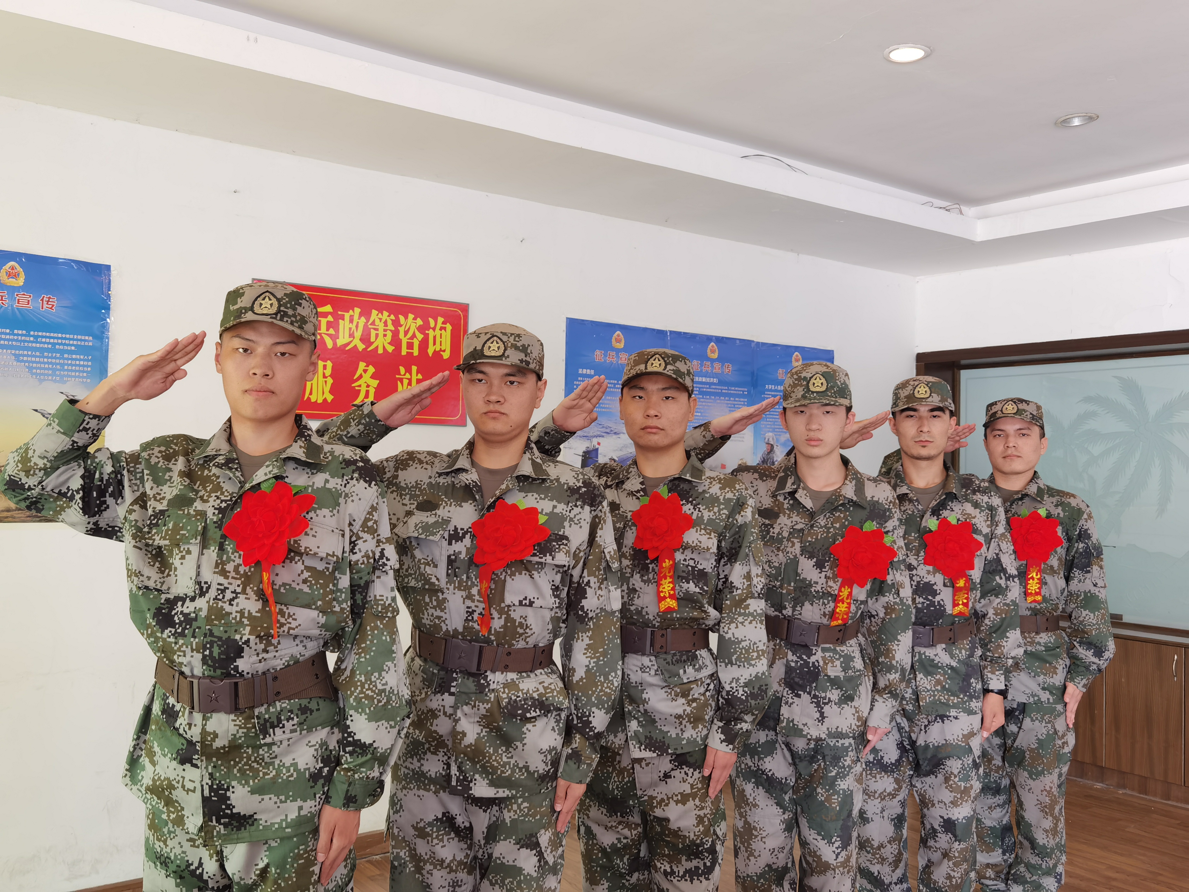 12名大学生光荣入伍